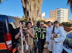 Schaufeln und Gummistiefel werden an Helfer vor Ort verteilt